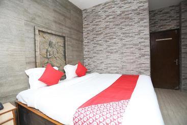 فندق Oyo 33002 Mansi Guest House