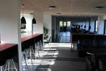 Отель Stop N Sleep