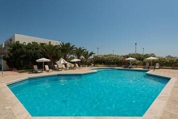 Leonidas Hotel & Studios