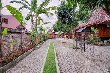 בית מלון כפרי Collection O 90265 Cempoko Mulyo Homestay Syariah
