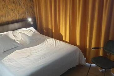 Отель Hôtel Les Remparts