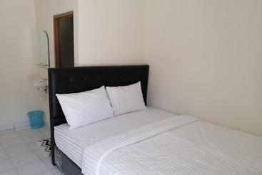 호텔 Oyo 90228 Villa Ratu Kencana Sari