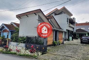 酒店 Oyo 90252 Villa Dini & Homestay Batu