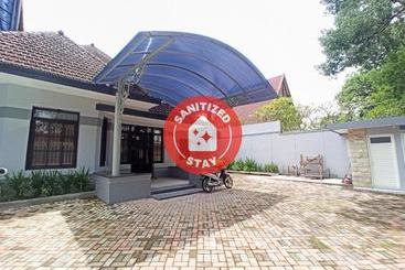 酒店 Oyo 90267 Ijen 68 Homestay Family