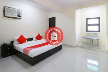 בית מלון כפרי Oyo Del2900 Lal Guest House