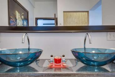 בית מלון כפרי Turtle Island Beach Resort, Trademark Collection By Wyndham