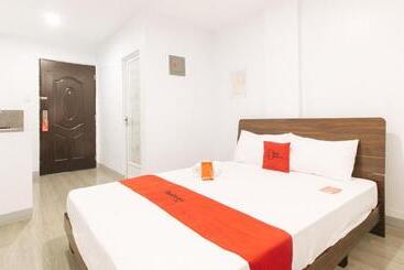 Отель Reddoorz Near Zobel Roxas St