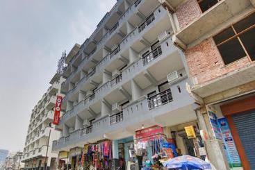 בית מלון כפרי Vaccinated Staff Collection O 26759 Bj Residency