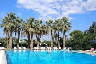 هتل آپارتمان Villaggio Turistico La Mantinera Appartamenti De Luxe