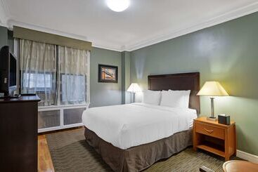 هتل Best Western Plus Hospitality House Suites