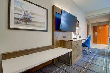 호텔 Comfort Suites Newport News Airport