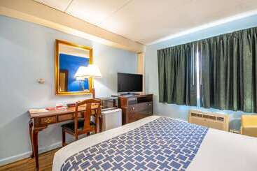 هتل Econo Lodge Inn & Suites Airport