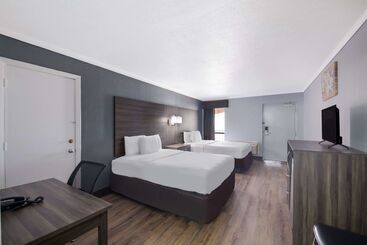 Отель Econo Lodge Near The Domain   The Arboretum