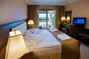 فندق Latanya Park Resort