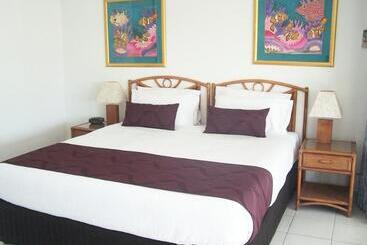 Отель Roydon Beachfront Apartments