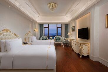 هتل Wyndham Grand Kunming East