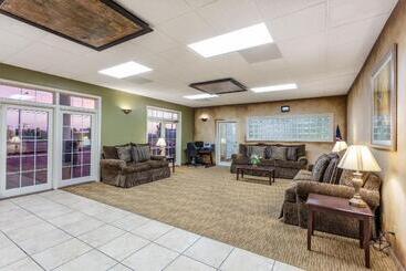 בית מלון כפרי Angel Inn Near Imax, A Travelodge By Wyndham