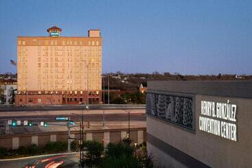 فندق Staybridge Suites San Antonio Downtown Convention Center, An Ihg