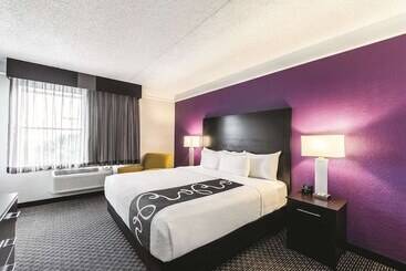 Отель La Quinta Inn & Suites By Wyndham San Antonio Downtown