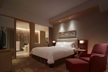 هتل New World Wuhan