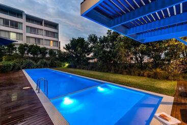 Отель Oaks Nelson Bay Lure Suites