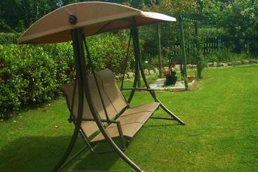 هتل Perrymount Country Home