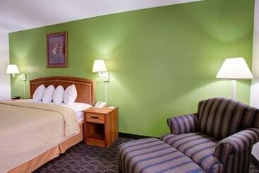Отель Quality Inn & Suites Airport