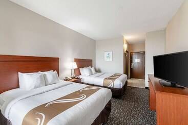 Отель Quality Suites