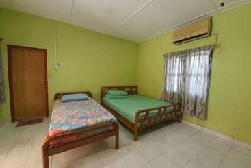 בית מלון כפרי Bayu Beach Chalet Pcb