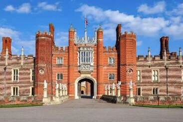 فندق Heathrow Cottages B&b