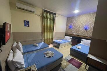 فندق One Season Hostel