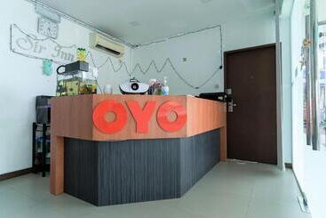 בית מלון כפרי Oyo 90207 Sir Inn