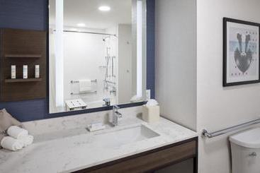 هتل Hilton Garden Inn Madison Downtown
