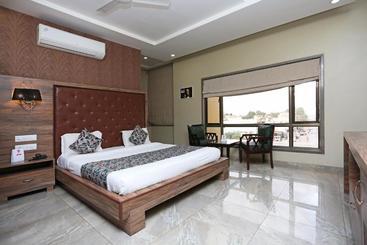 ホテル Oyo 10226  Surya Palace