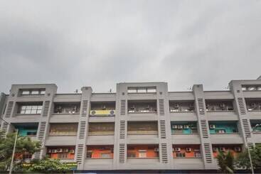 Отель Seven Hills Inn