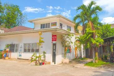 בית מלון כפרי Oyo 761 Caza Southville Apartelle