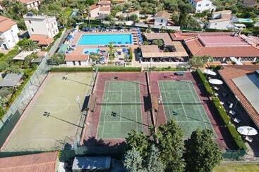 בית מלון כפרי Cefalù Resort   Sporting Club