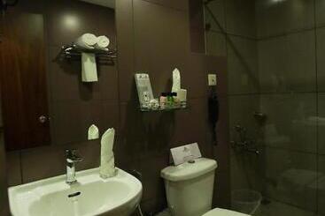 Отель Iswarya Residency