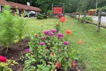 Pine Crest Motel & Cabins