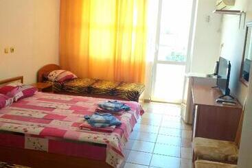 فندق Sani Family