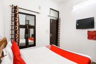 בית מלון כפרי Oyo 44130  Devi Palace Inn