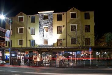 Отель Base Backpackers Queenstown