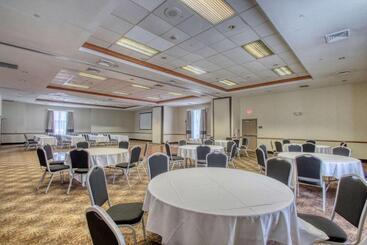 هتل Comfort Suites Milwaukee Airport