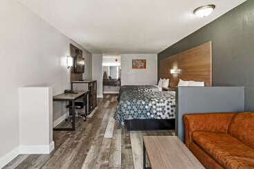 فندق Econo Lodge Inn & Suites Near Bricktown