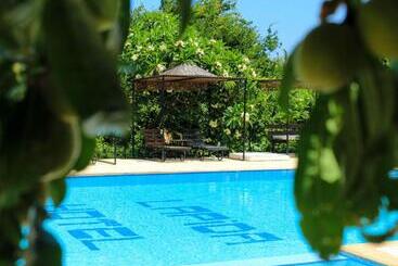 Отель Lapida Garden