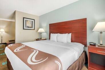 فندق Quality Suites Kansas City International Airport