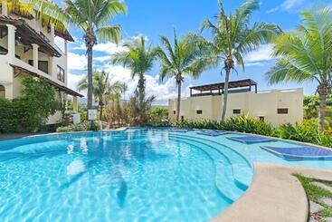 Отель Tropical Gardens Suites And Apartments