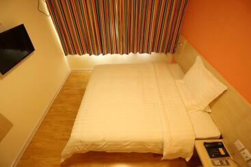 Отель 7days Inn Chengde Summer Resort