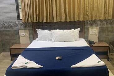 בית מלון כפרי Royal Residency   Chembur