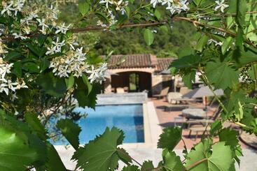 ホテル Logis Hôtel Restaurant Le Pradinas